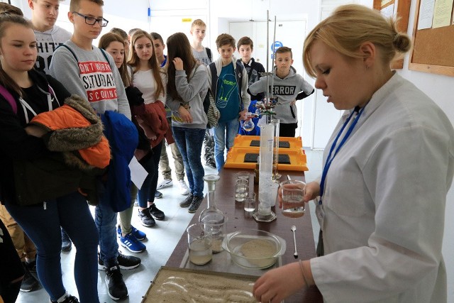 Jednym z tegorocznych elementów Festiwalu Nauki i Sztuki były pokazy na Wydziale Chemii UMK. W czasie warsztatów zatytułowanych "Wodne igraszki" uczestnicy mogli wykonywać proste eksperymenty chemiczne! Zostały również przeprowadzone kilka efektowne doświadczenia w formie pokazów.