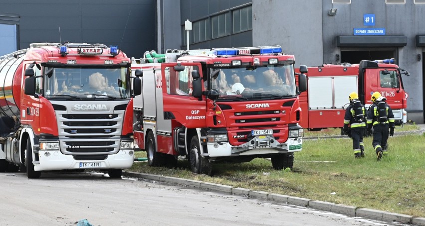 Potężny pożar na terenie sortowni śmieci w Promniku. Akcja dogaszania trwa już trzecią dobę 