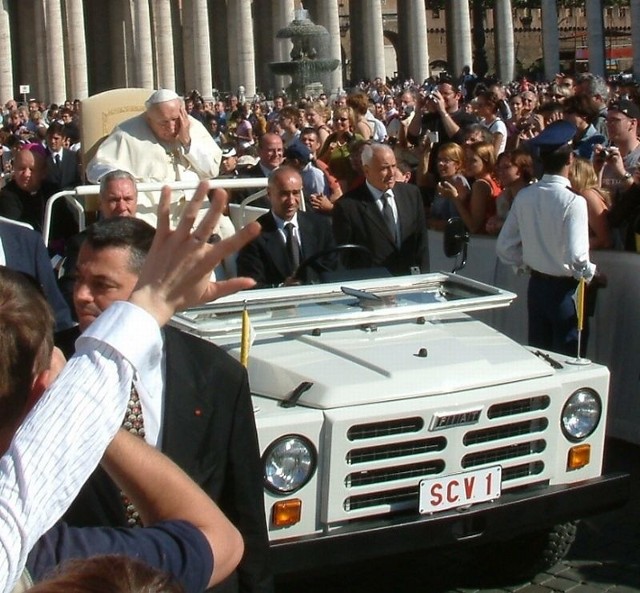 Jan Paweł II podczas Audiencji Generalnej w Watykanie w 2004 roku