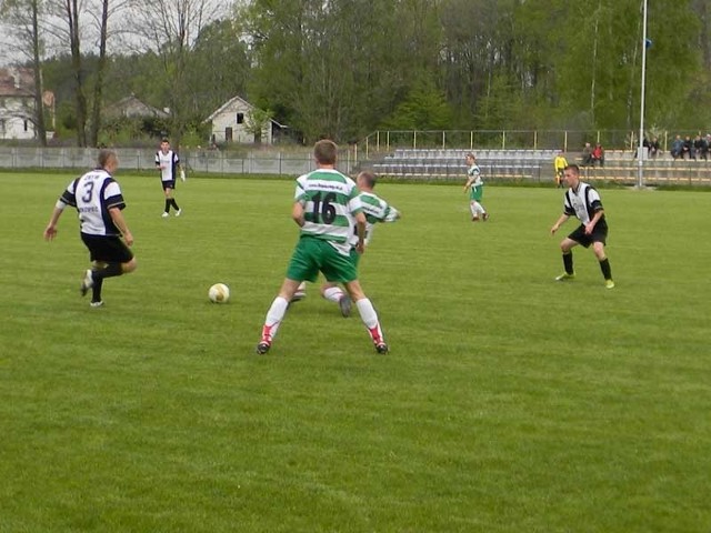 Piast (biało-zielone stroje) w Dzikowcu walczył dzielnie ale i tak musiał pogodzić się z porażką.