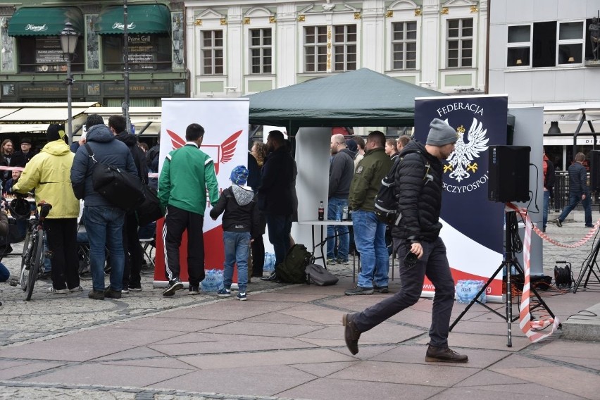 Janusz Korwin-Mikke na turnieju szachowym na placu Solnym we...