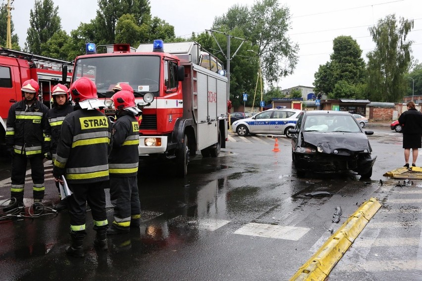 Wypadek na Pogodnie. Bus zderzył się z osobówką, ranne jest dziecko