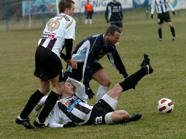 Czarni Jaslo - Crasnovia KrasneDruzyna Gamratu Czarnych Jaslo (bialo - czarne stroje) pokonala w sobote u siebie Crasnovie Krasne 3:0.