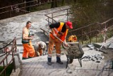 Będzie łatwiej pod górę. Trwa odbudowa schodów prowadzących na Szwederowo