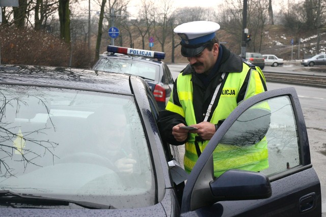 Policjant w trakcie kontroli drogowej ma prawo zatrzymać dowód rejestracyjny pojazdu, jeśli stwierdzi, że stan techniczny auta zagraża bezpieczeństwu użytkowników ruchu drogowego. Kiedy i za jakie wady pojazdu policjant może zatrzymać dowód rejestracyjny? Podpowiadamy również, jak odzyskać zatrzymany dowód rejestracyjny. Stop Agresji Drogowej. Odcinek 5