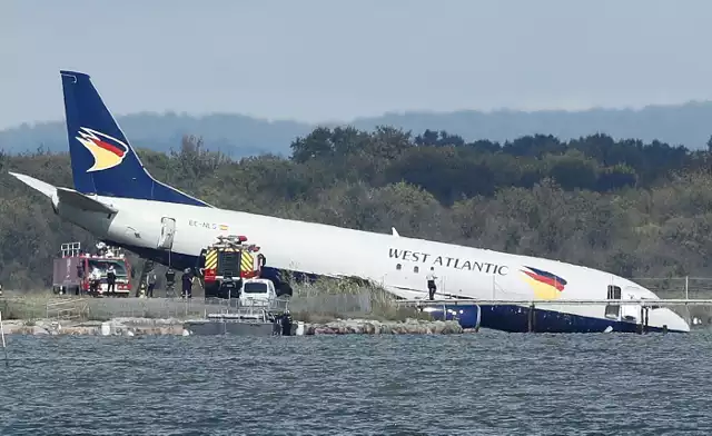 Samolot Boeing 737 lądował w środku nocy, warunki pogodowe były trudne.