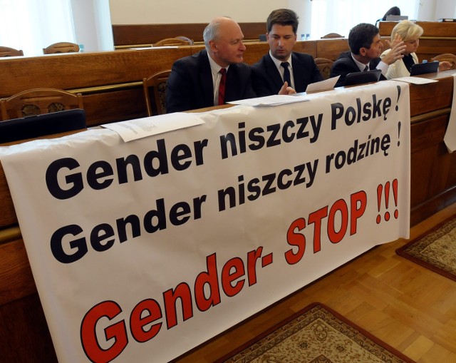 17 października ub. roku radni PiS wywiesili podczas sesji transparent przeciwko gender. Teraz chcą aby Rada Miasta przyjęła stanowisko w sprawie destrukcyjnego wpływu tej ideologii.