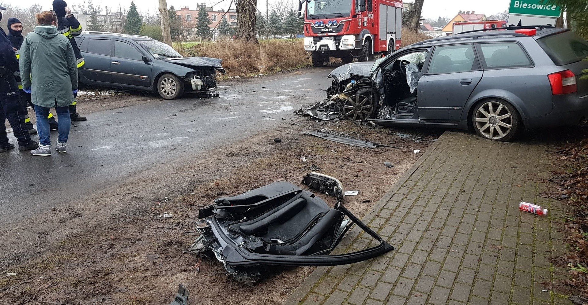 Wypadek w Biesowicach. Czołowo zderzyły się dwa samochody