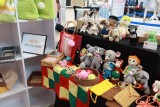 Lampy, kosmetyki, biżuterię, zabawki, czapki, torebki i inne wyroby wystawiają rękodzielnicy w Centrum Handlowym Tulipan w Łodzi