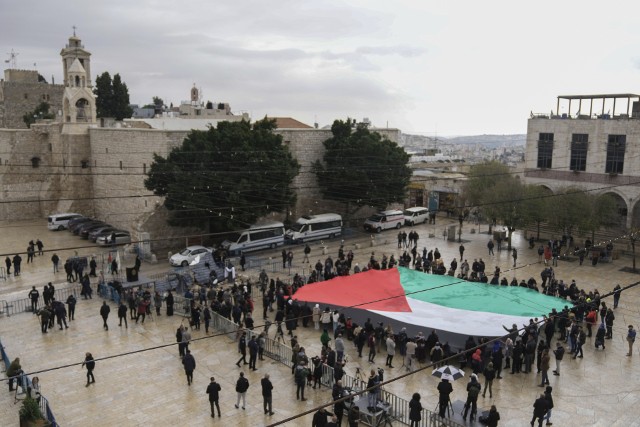 Gigantyczna flaga palestyńska na placu Żłóbka w Betlejem, w pobliżu Kościoła Narodzenia Pańskiego.