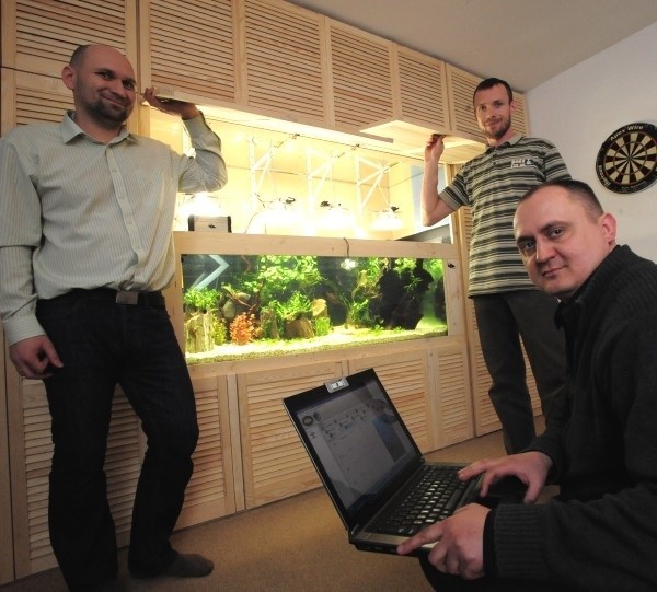 Mirosław Fryt (od lewej), Paweł Kunecki i Tomasz Hormański podczas testowania sterownika w 570-litrowym akwarium stworzonym na styl holenderski, w którym żyją paletki.