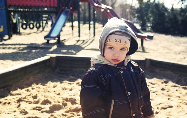 Trzyletni Ksawery Wróblewski już od kilku dni bawi się na placu zabaw w parku Wiosny Ludów. Jest tu kilka usterek do naprawy.