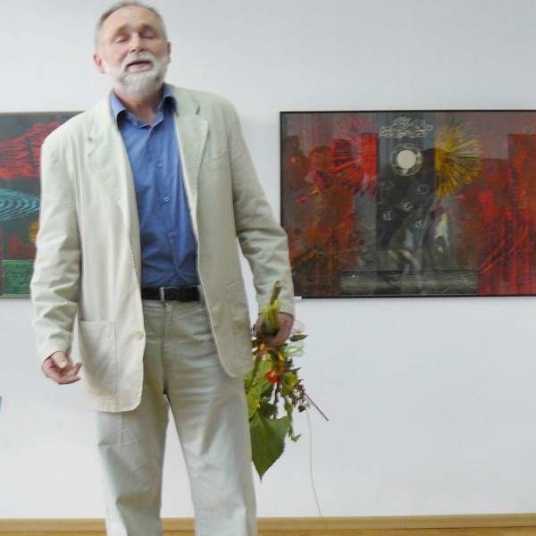 Stefan Speil podczas wernisażu wystawy.