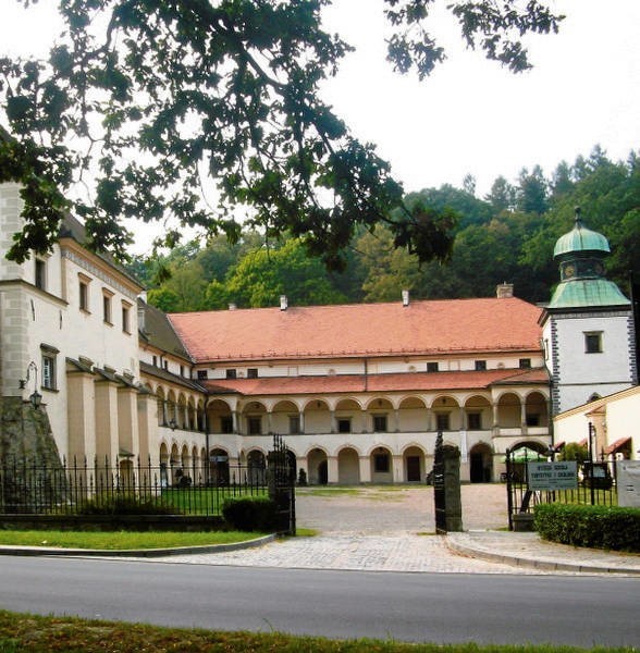 Zamek w Suchej Beskidzkiej to dziś centrum kulturowe miasta z muzeum, Informacją Turystyczną i Miejskim Ośrodkiem Kultury