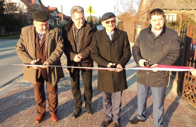 Od lewej: radny Zdzisław Zapała, dyrektor Zbigniew Wróbel, wójt Zdzisław Wrzałka i starosta kielecki Michał Godowski.