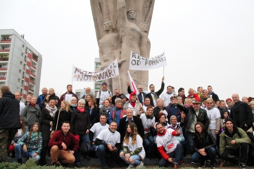 Pomnik Bohaterom Czerwonych Sztandarów był broniony przez...