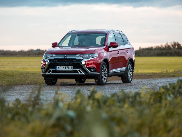 Mitsubishi OutlanderW polskich salonach Mitsubishi debiutuje najnowsze wcielenie rodzinnego modelu SUV – Mitsubishi Outlander 2019. Poprawiono precyzję prowadzenia, komfort, wyciszenie a na liście wyposażenia pojawiło się kilka nowych elementów.Fot. Mitsubishi