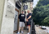 Gwiazdy Gogglebox, Morus i Nagana otworzyli swój barbershop w Kielcach! "Wariat z mokrą głową" oferuje profesjonalne cięcie. Film, zdjęcia