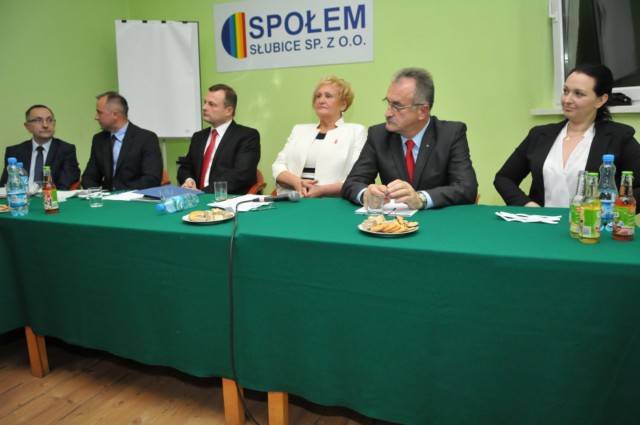 Kandydaci na burmistrza Słubic: Ryszard Bodziacki (pierwszy z lewej), Andrzej Bycka, Tomasz Ciszewicz, Kazimiera Jakubowska, Leopold Owsiak i Amelia Szołtun.