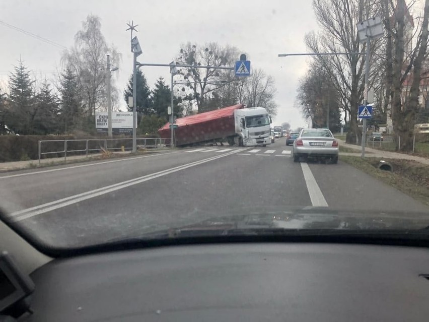 Sitaniec: Naczepa ciężarówki wpadła do rowu. Były utrudnienia w ruchu