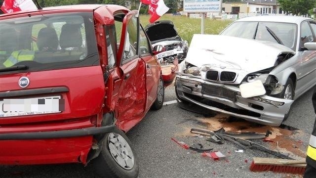Trzy samochody zderzyły się w Jełowej.