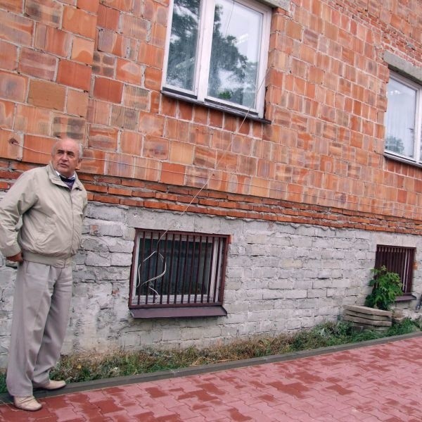 - W budynku szkół w Goszczynie trzeba wymienić okna, ale zostanie to zrobione dopiero w przyszłym roku - mówi Sławomir Słabuszewski, wójt Goszczyna, stojąc przed jednym z budynków.
