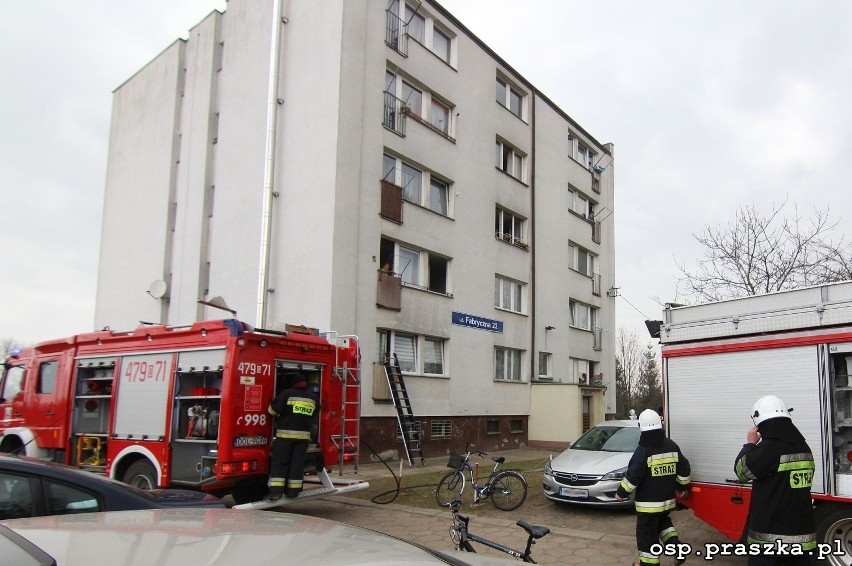 Pożar w bloku przy ul. Fabrycznej w Praszce.