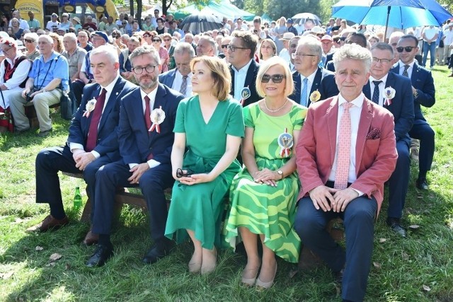 Andrzej Bętkowski, marszałek województwa; Grzegorz Witkowski, wiceminister infrastruktury; Anna Krupka, posłanka na Sejm, Renata Janik, wicemarszałek województwa, Krzysztof Słoń, senator podczas dożynek w Tokarni. Było tam mnóstwo znanych osób. Zobaczcie na kolejnych zdjęciach kto