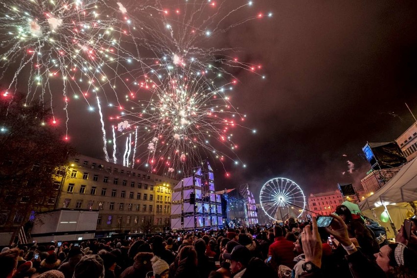 Tysiące poznaniaków witało nowy rok na placu Wolności i...