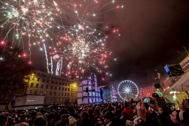 Tysiące poznaniaków witało nowy rok na placu Wolności i Starym Rynku. Zobacz zdjęcia ---->