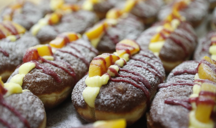 Tak powstają pączki w cukierni Julian Orłowski & Kazimierz...