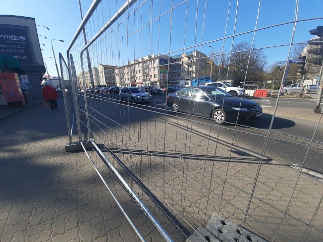 Prace na skrzyżowaniu ulic: Chrobrego, Wybickiego i Jagiełły mają potrwać do końca roku.