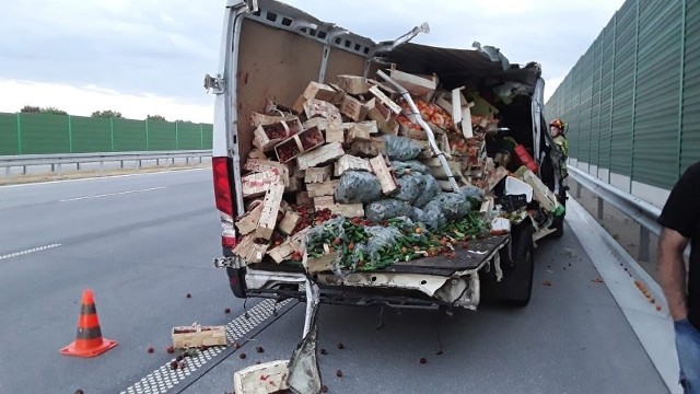 Do groźnie wyglądającego wypadku doszło w środę wieczorem (6 lipca) na autostradzie A1 między Radomskiem a Częstochową. Zderzyły się ciężarówka i samochód dostawczy.