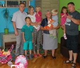 Burmistrz Pińczowa i sekretarz gminy odwiedzili trojaczki ze Skrzypiowa