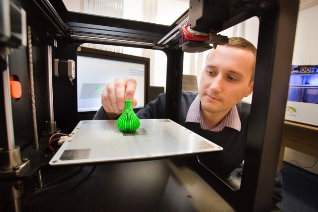 Drukuje w 3D za unijną dotacjęŁukasz Śmielak na drukarkach 3D może wydrukować dowolny element.
