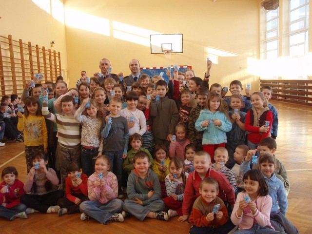 Odblaski dostali między innymi uczniowie ze szkoły w Jaroszkach w gminie Pionki