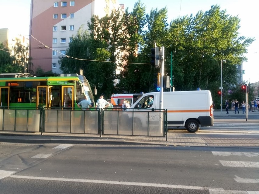 Najpierw zderzyły się dwa tramwaje na przystanku, a...