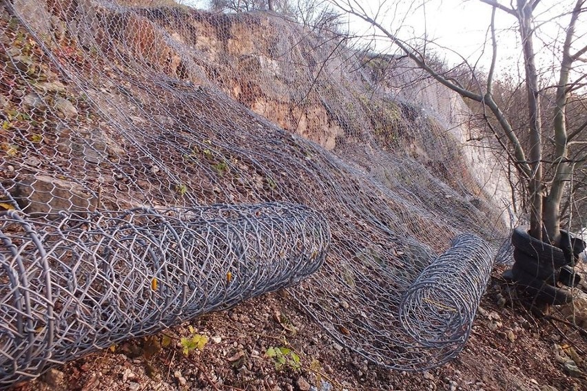 Kraków. Skały na Zakrzówku całe w siatkach. Kiedy będzie park? [NOWE ZDJĘCIA]