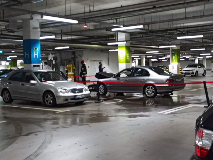 Tak się skończył drift bmw na podziemnym parkingu Alei Bielany