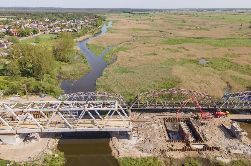 Uhowo. Rail Baltica –  Pierwszy most nad Narwią w Uhowie gotowy w połowie