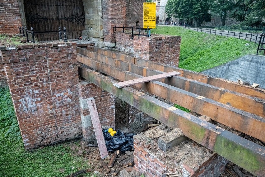 Kraków. Znika most Kleparski prowadzący do Barbakanu. Co dalej?