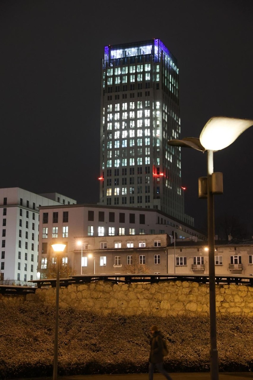 Najwyższy w Krakowie budynek Unity Tower nie tonie już w ciemnościach. Sporo miejsc jest tam jednak jeszcze do wynajęcia 
