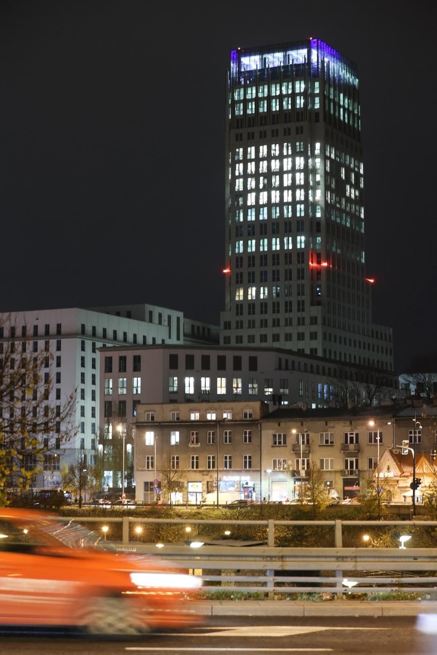 Najwyższy w Krakowie budynek Unity Tower nie tonie już w ciemnościach. Sporo miejsc jest tam jednak jeszcze do wynajęcia 