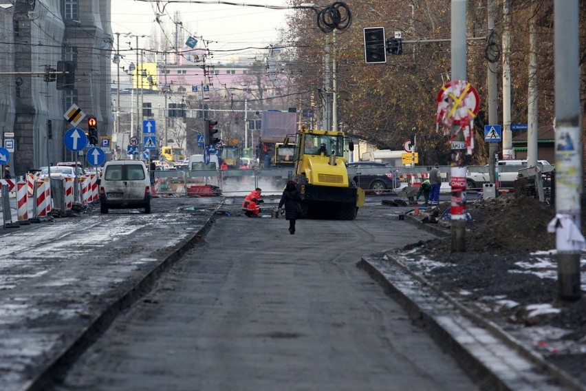 Wrocław: Jest problem z torowiskiem na Podwalu. Szykują się opóźnienia (ZDJĘCIA)