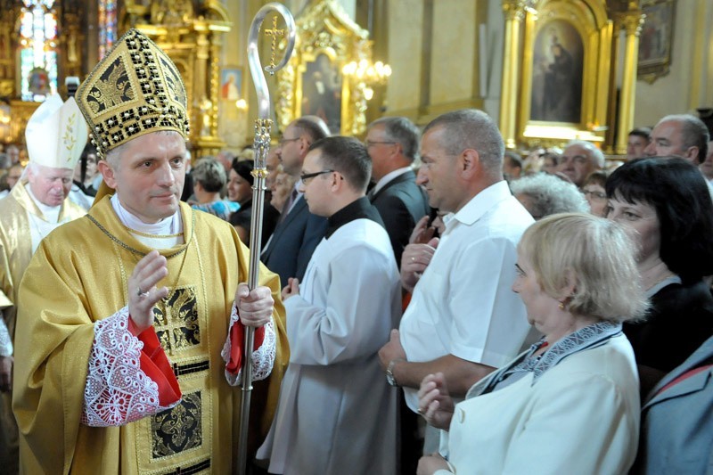 Biskup Stanisław Jamrozek ma 53 lata. Jest absolwentem...