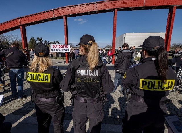 Około 50 osób zebrało się w niedzielę po południu na moście Jordana w Poznaniu, by zaprotestować przeciwko pedofilii w Kościele. Uczestnicy domagali się rozliczenia Kościoła z pedofilii wśród księży.Przejdź do kolejnego zdjęcia --->