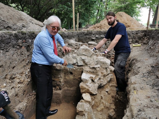 Doktor Jacek Pierzak (po lewej) nadzorujący prace archeologiczne w Chrzanowie