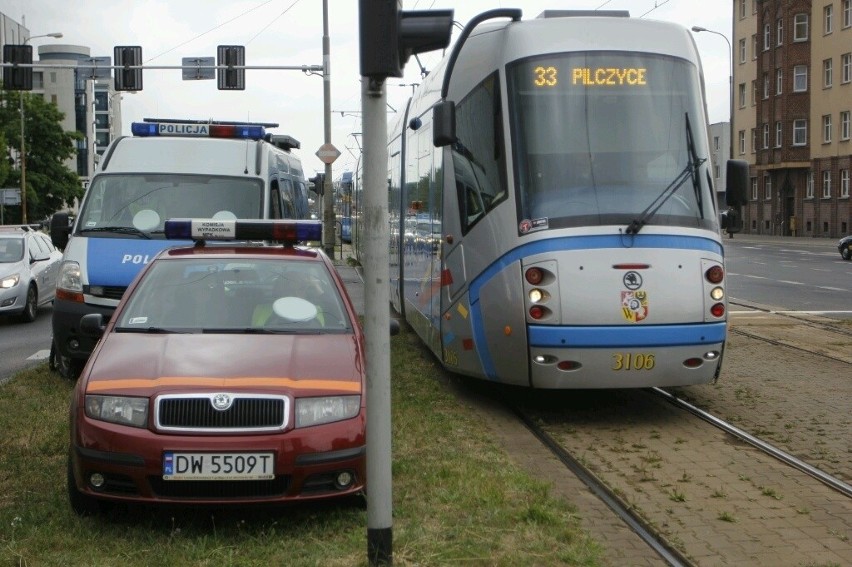 Wrocław: Rowerzystka potrącona przez tramwaj na ul. Legnickiej (ZDJĘCIA)