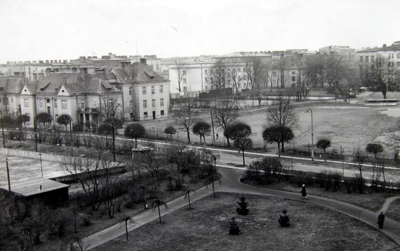 Fotografia z przełomu lat 1953 i 1954, po lewej lodowisko, o...