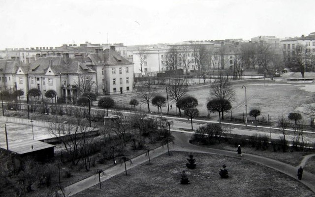 Fotografia z przełomu lat 1953 i 1954, po lewej lodowisko, o którym opowiada nasz Czytelnik